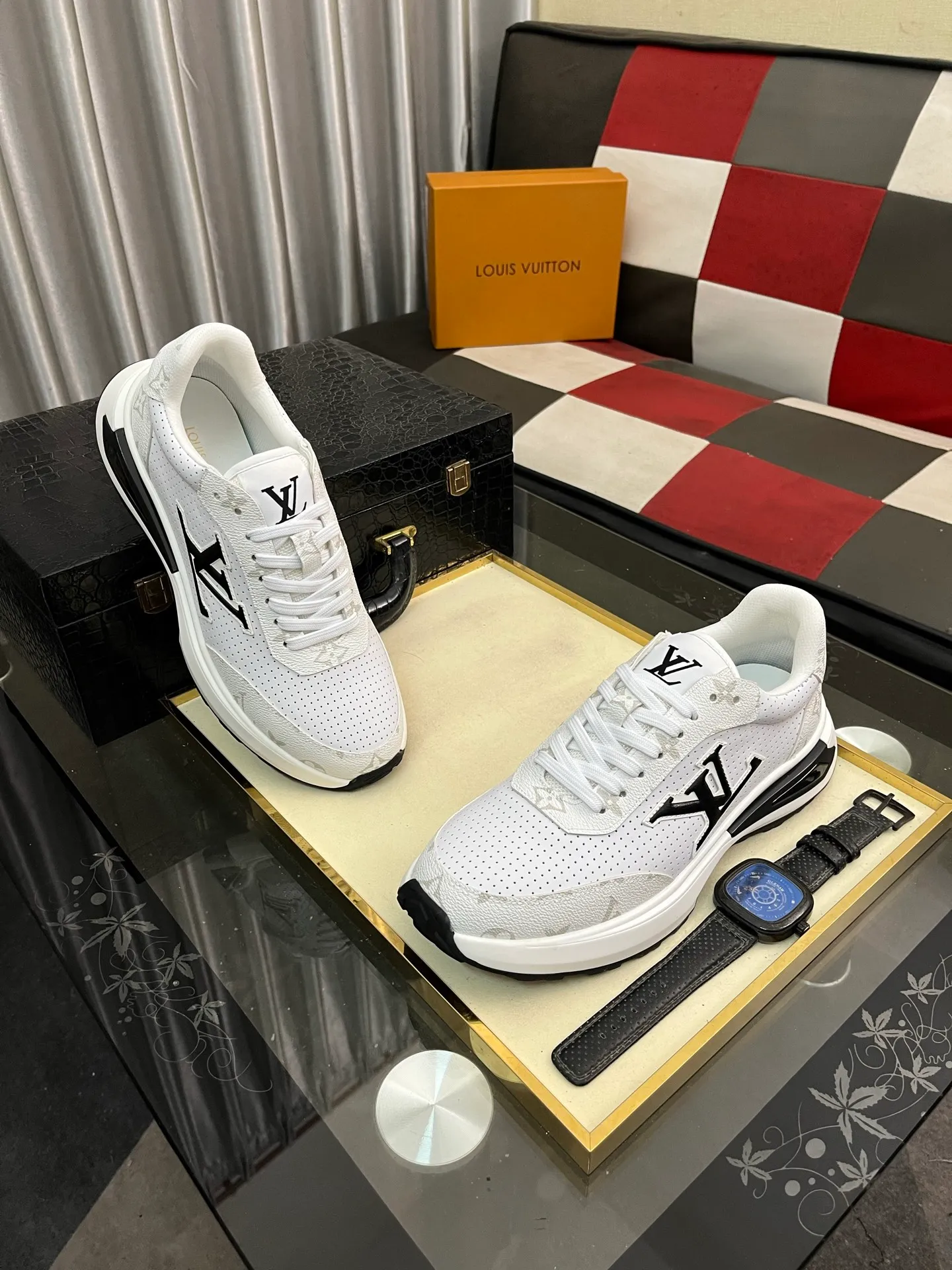 Men's shoes 💰458⌚️⌚️【LOUlS VUlTTON】Louis Vuitton ~ unique and casual style. LV counter purchasing 🏃casual shoes😍😍 Men's 2022 counters are on sale simultaneously, Italian imported brands select first-layer Italian cowhide. 🐑Sheepskin lining (refuses to discolor and rub feet) Sole: Original sole specially provided by the original factory 🎬Better in kind Size number: 38-443️⃣Colors available